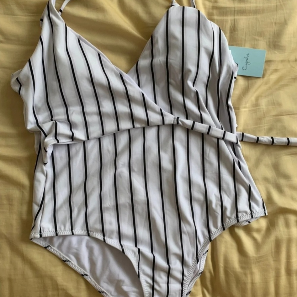 🌴 NWT Cupshe Striped Forever Young One Piece